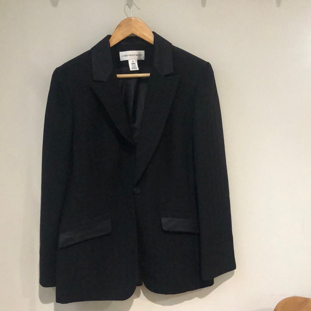 Stunning black suit jacket size 10 button detail